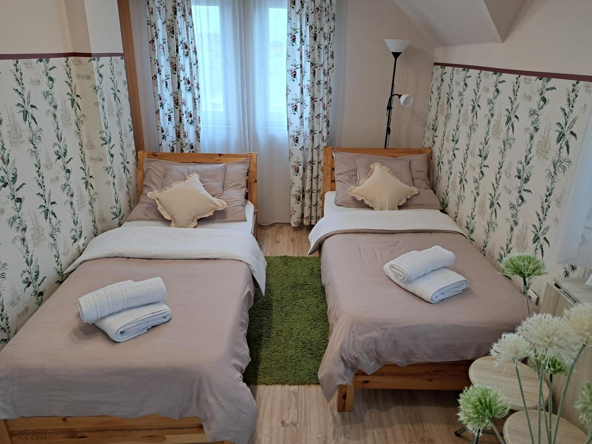 Orient Apartmanhaz เอ็กเกอร์ ภายนอก รูปภาพ