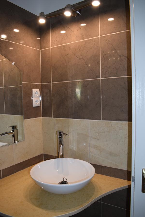 Orient Apartmanhaz เอ็กเกอร์ ภายนอก รูปภาพ